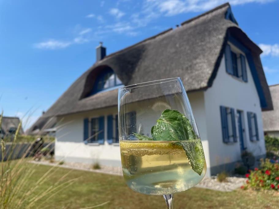 Reetdachhaus Seasons Mit Kamin & Sauna Gross Schwansee Exterior foto
