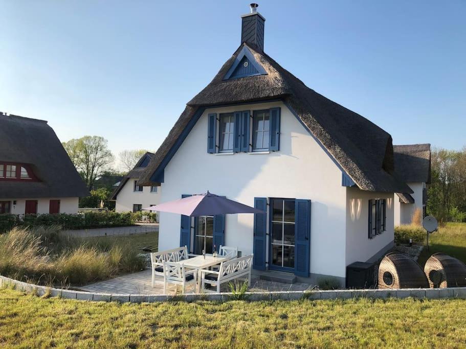Reetdachhaus Seasons Mit Kamin & Sauna Gross Schwansee Exterior foto
