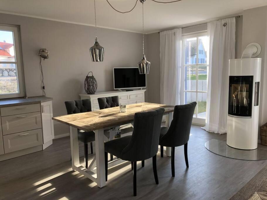 Reetdachhaus Seasons Mit Kamin & Sauna Gross Schwansee Exterior foto